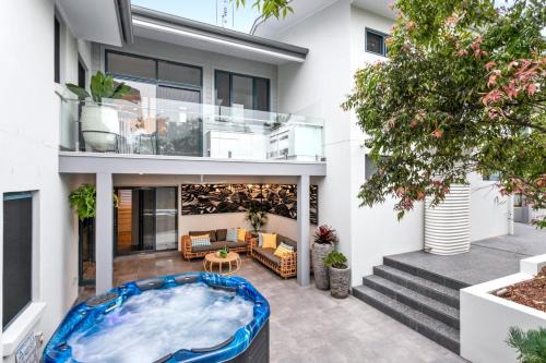 Hyams Beach House | 5 BDR - 250m to Beach - Outdoor Spa - 4PM Checkout - Book 3 Nights, Pay for 2 until 24 September 2026