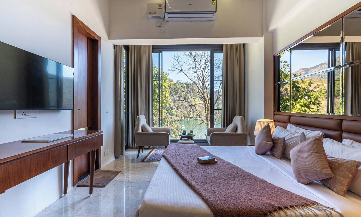 Naukuchiyatal Hotel | ALAYA STAYS Lakefront Suite Naukuchiatal