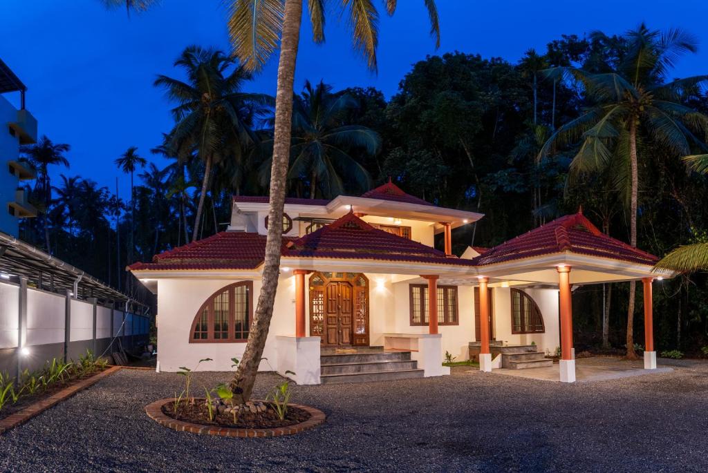 Kozhikode Villa | Angam Banyan - Tropical Boho 2BHK Villa - 3Beds - Botanical Garden