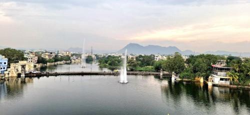 Lake Swaroop Sagar House | Antariksh -A beautiful homestay near Lake Pichhola