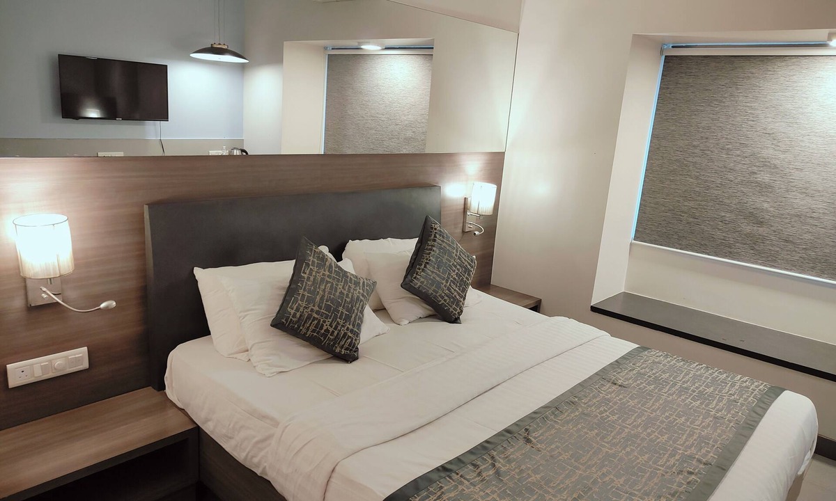 Wellington Pier Cabin | Apollo Guest House – Colaba Causeway