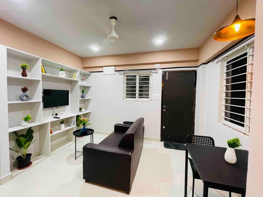 Kondapur Apartment | Apricot: 1bhk Humble Abode in Botanical Gardens