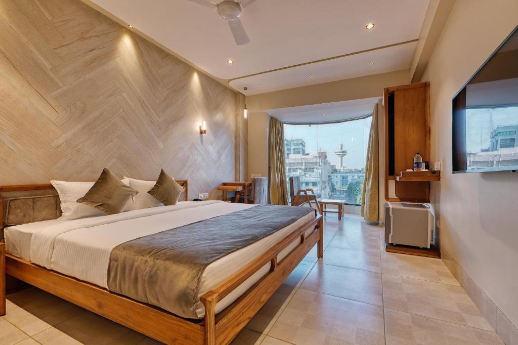 Ellis Bridge Hotel | Artilla Inn