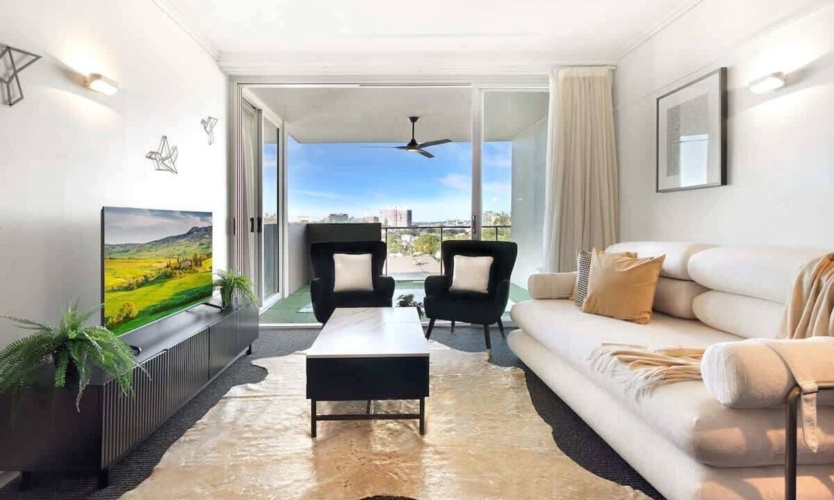 Spring Hill Apartment | Balcony Views, Parking, Pool & Gym | Walk to CBD