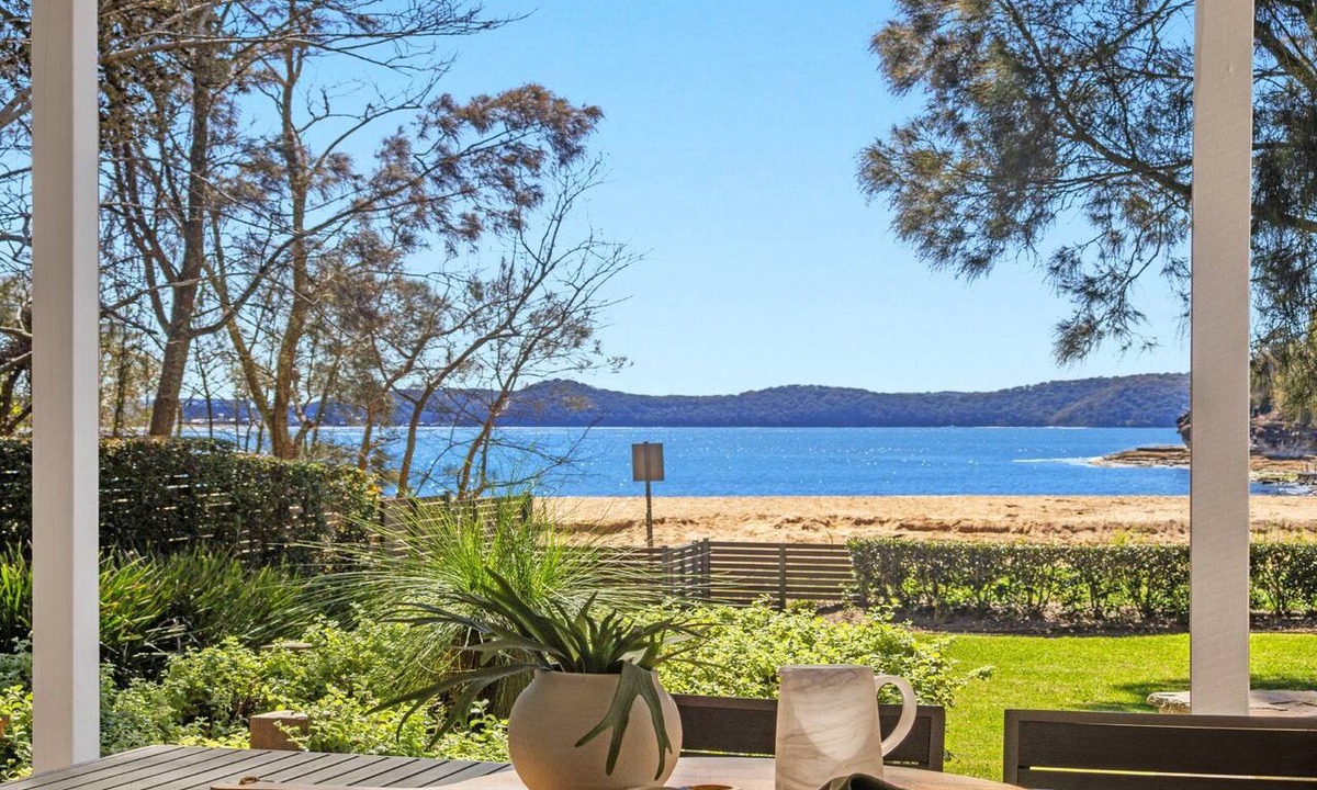 Pearl Beach House | Beachfront/ sleeps 7/ Ground floor