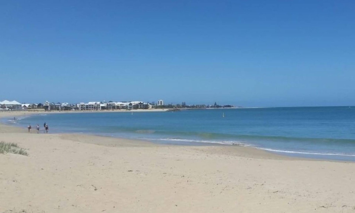 Mandurah House | 'Beachside'home 20 metres to beach. Ideal for families and friends.