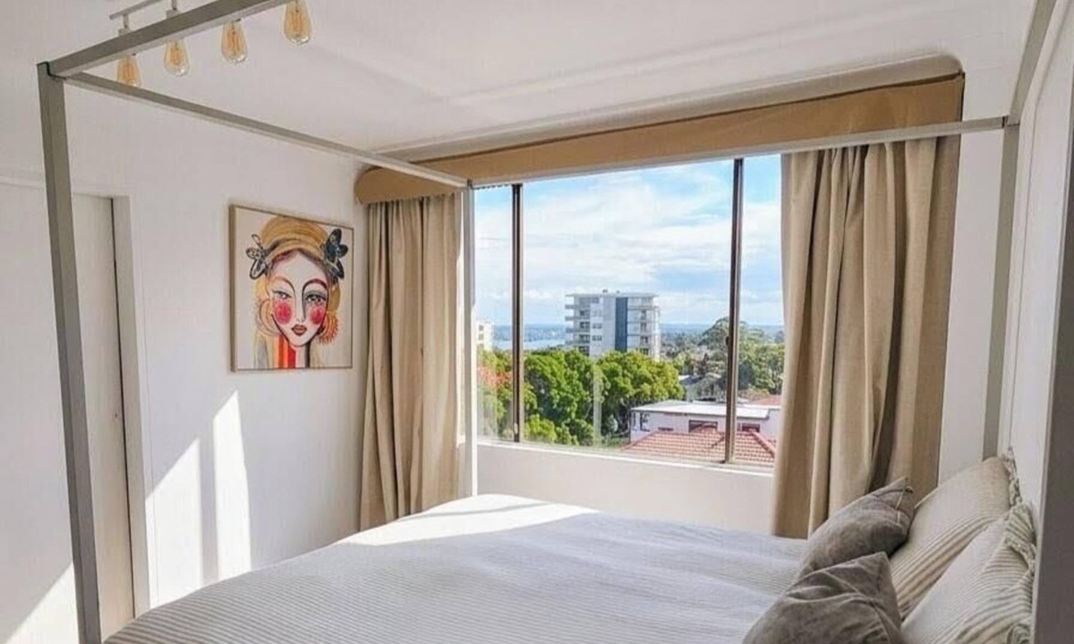 Bondi Junction Apartment | Beautiful, Large Bondi Room with Private Ensuite