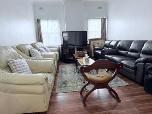 Kingsgrove House | Beautiful Room with Private Bathroom - Prime Location & Close to Shops