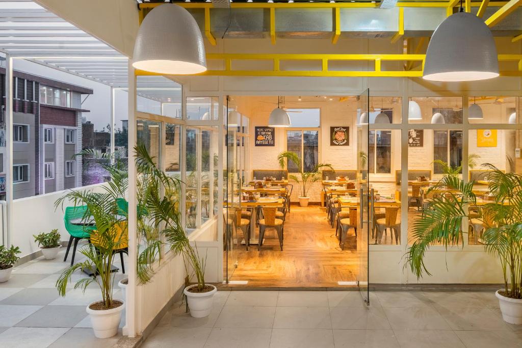 Varanasi Hotel | Bedzzz Varanasi by Leisure Hotels, 1 Km from Dashwasamedh Ghat