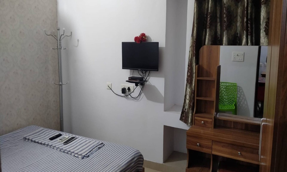 Saravanampatty Hotel | Bluestones Residency