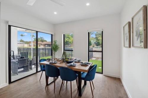 Capalaba House | Brand New Modern 4BR House with Parking Yard Mall and Park