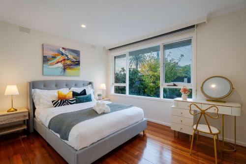 Hampton Apartment | Bright 2B Coastal Getaway Steps From Beach