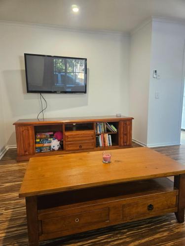 Frankston House | Bright, central and private home in Frankston