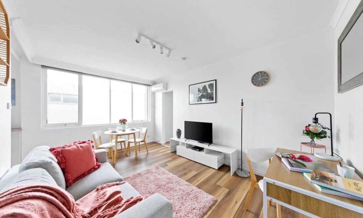 Balaclava Apartment | Bright & Sunny Oasis