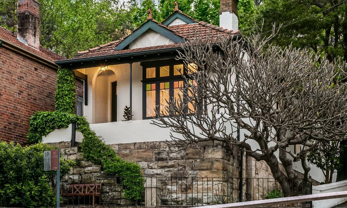Neutral Bay House | Character home with modern comforts - free parking!