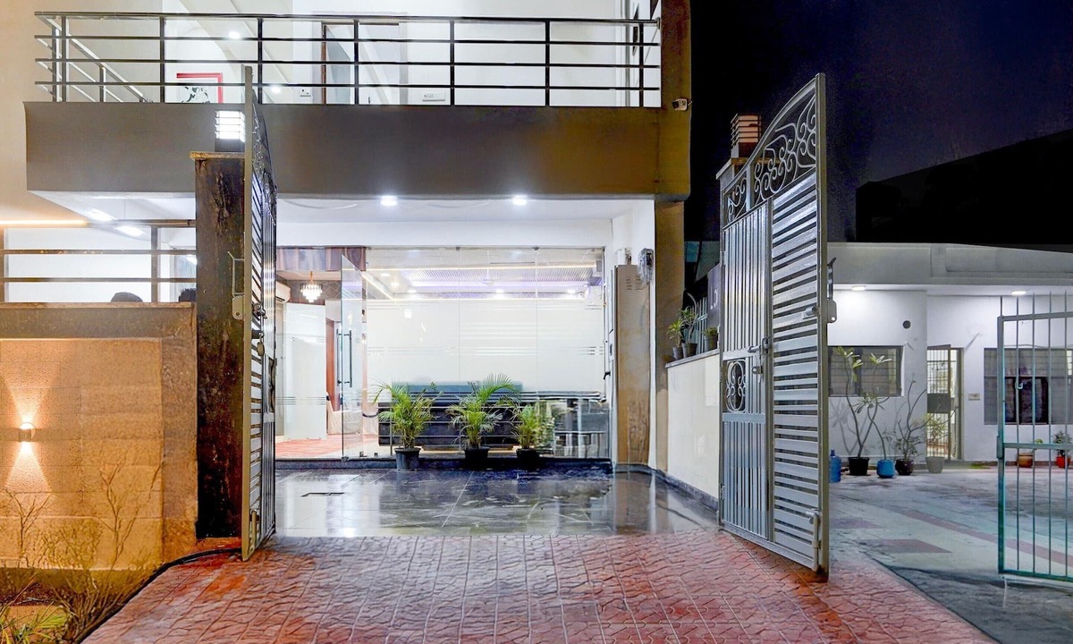 Sector 70 House | Classic With Balcony Palm Paradise