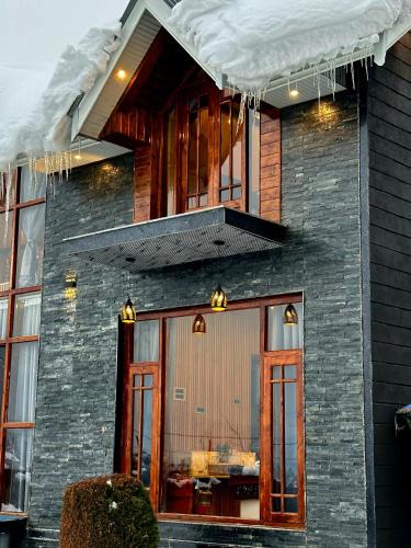 Srinagar House | Cliffside cottage