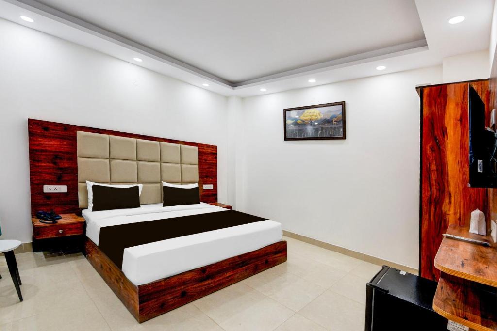 Faridabad Hotel | Collection O Hotel Evergreen