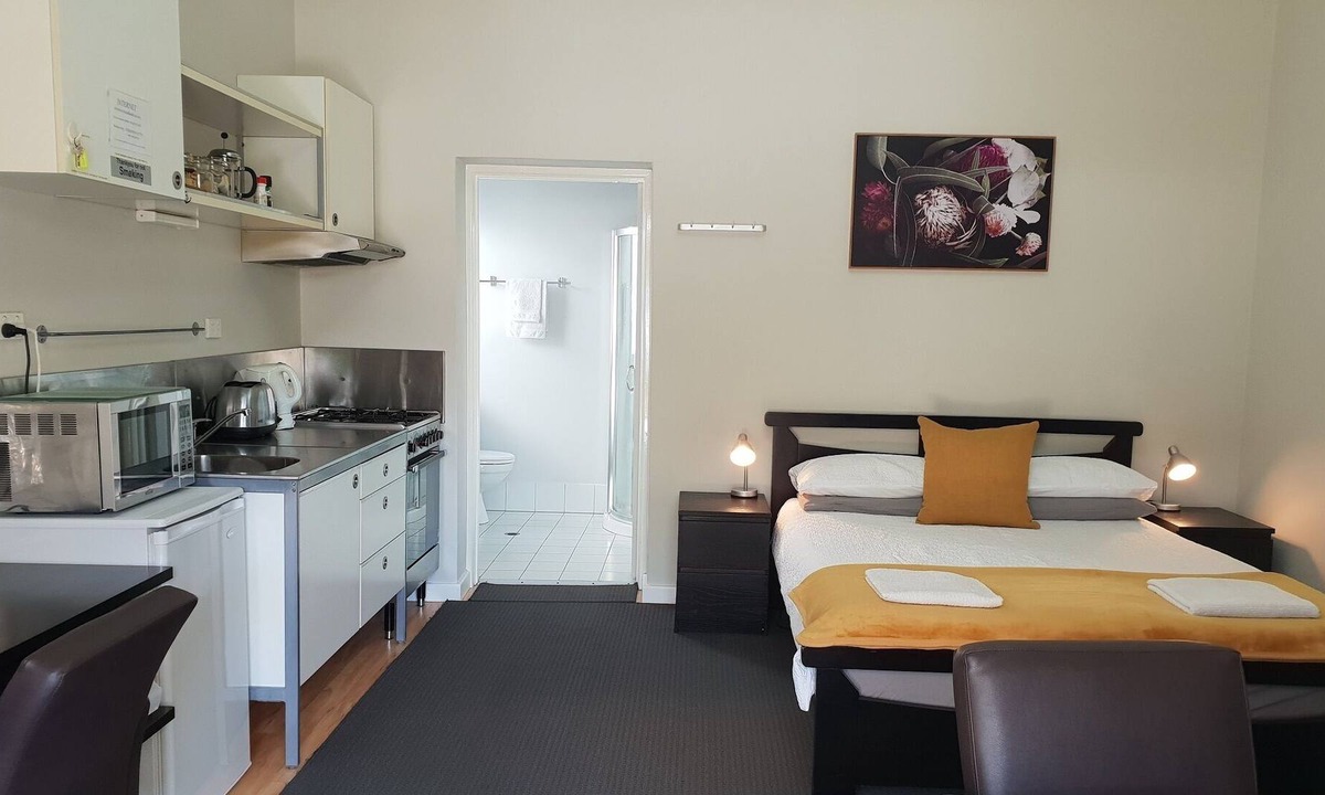 Fremantle Apartment | Comfortable studio ideal for couples or single travellers