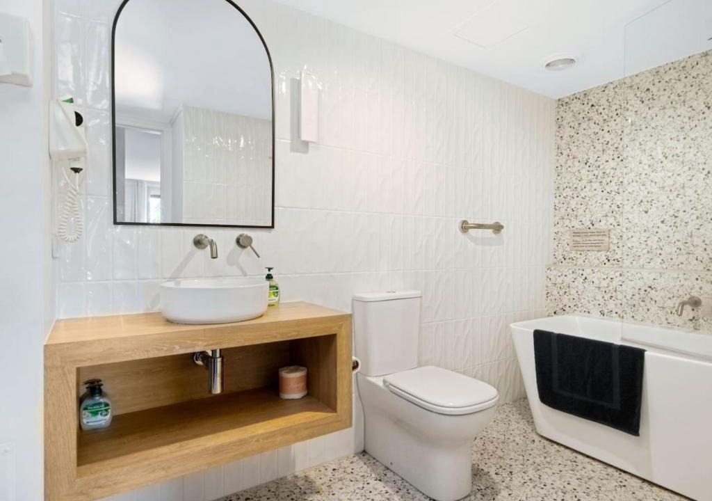 Batehaven Apartment | Corrigans Poolside Apartment Batehaven