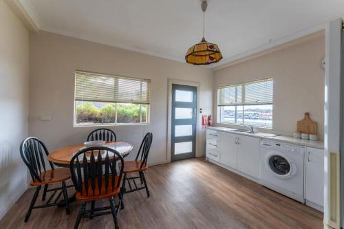 Devonport Apartment | Cosy and Comfortable Unit with Parking & Wifi