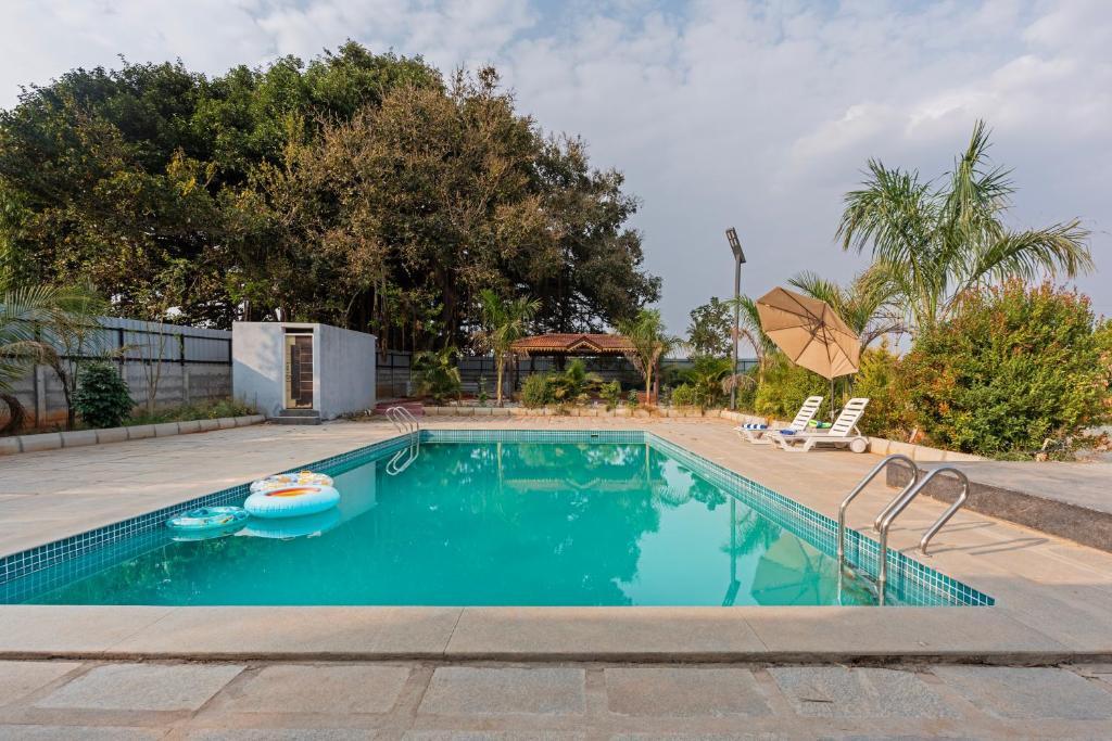 Doddaballapur Villa | Courtyard Banyan Rustic 2 BHK villa with pool, gazebo By ELIVAAS Signature
