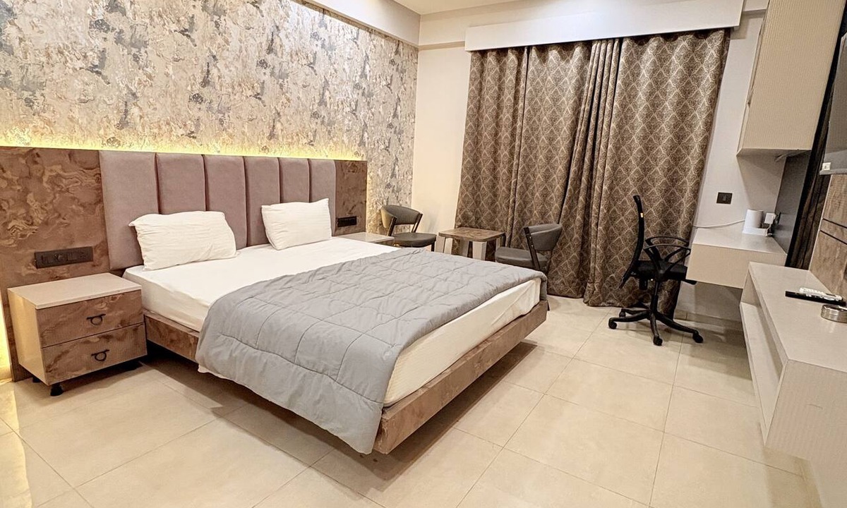 Auli House | Cozy 1-bedroom building in serene Lucknow with AC comfort
