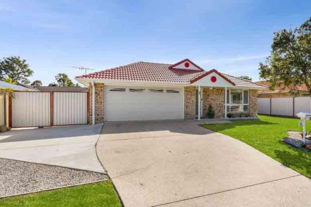 Caboolture House | Cozy Home with Pool And Charm