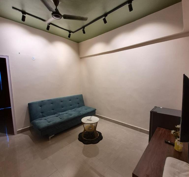 Auli Apartment | CozycoStays - 1BHK near LuLu, Medanta
