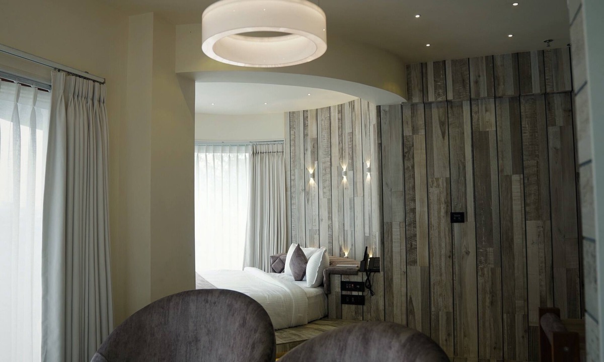 Surat Hotel | DE GLANCE HOTEL