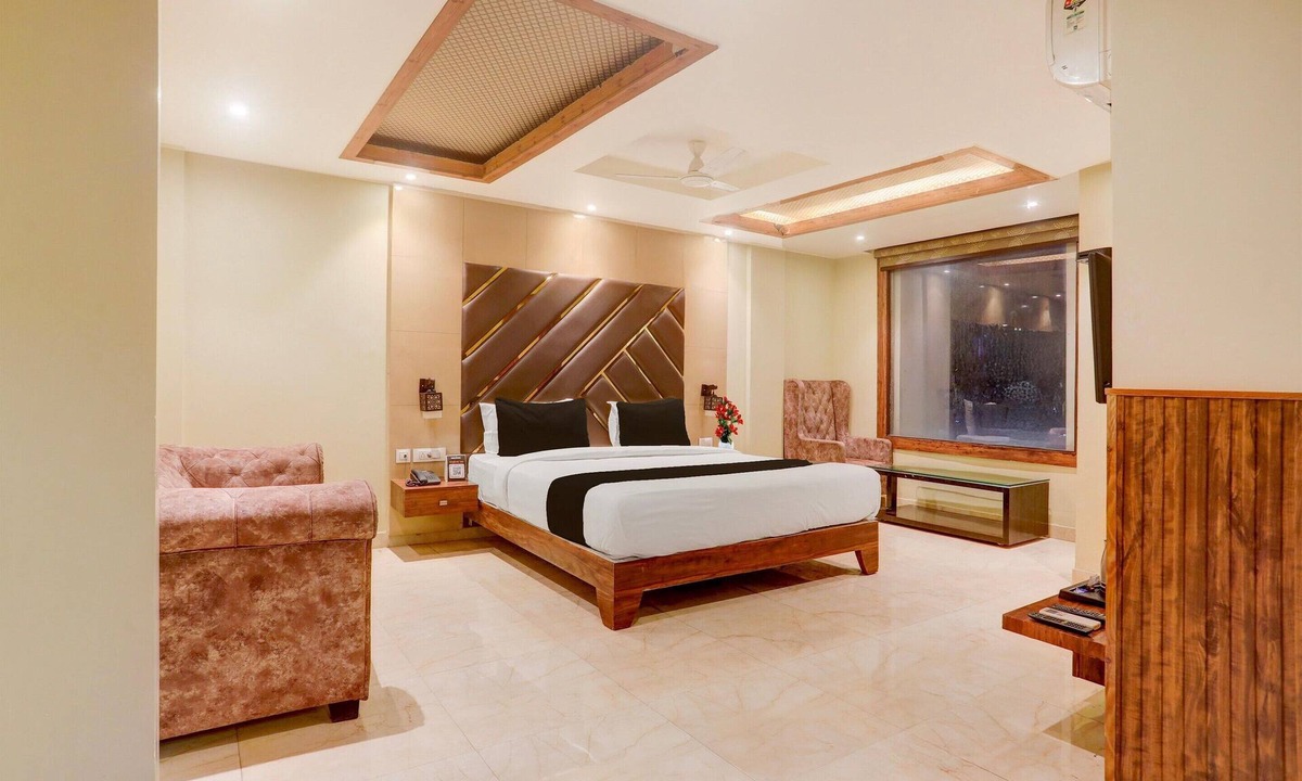 Danapur House | Deluxe the Golden Crown Hotel