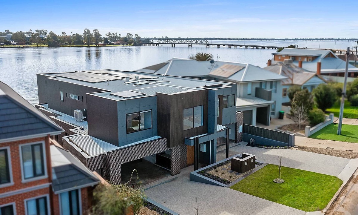 Yarrawonga House | Edgewater on Irvine - Spring Offer