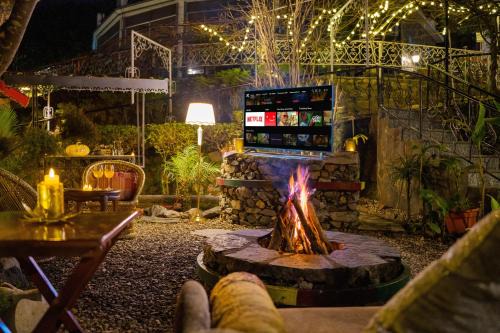 Bhediyana Villa | ELIVAAS Signature Zephyr - Luxury cottages near Kempty Falls