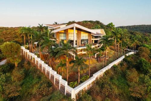 Lonavala Villa | Emerald Acres by StayVista - 7BHK with Home Theatre & Private Pool