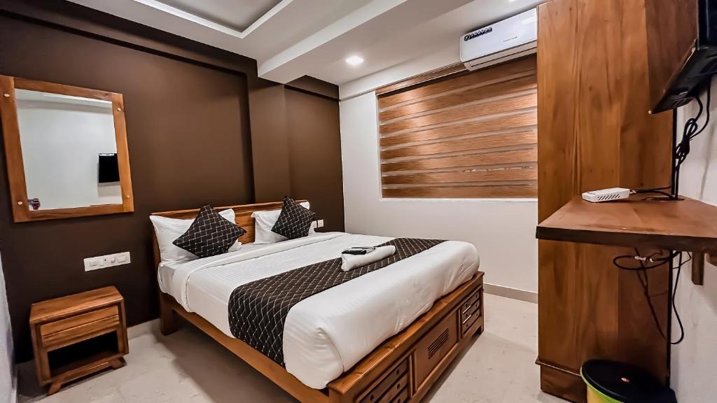 Kaloor Hotel | EMERALD INN
