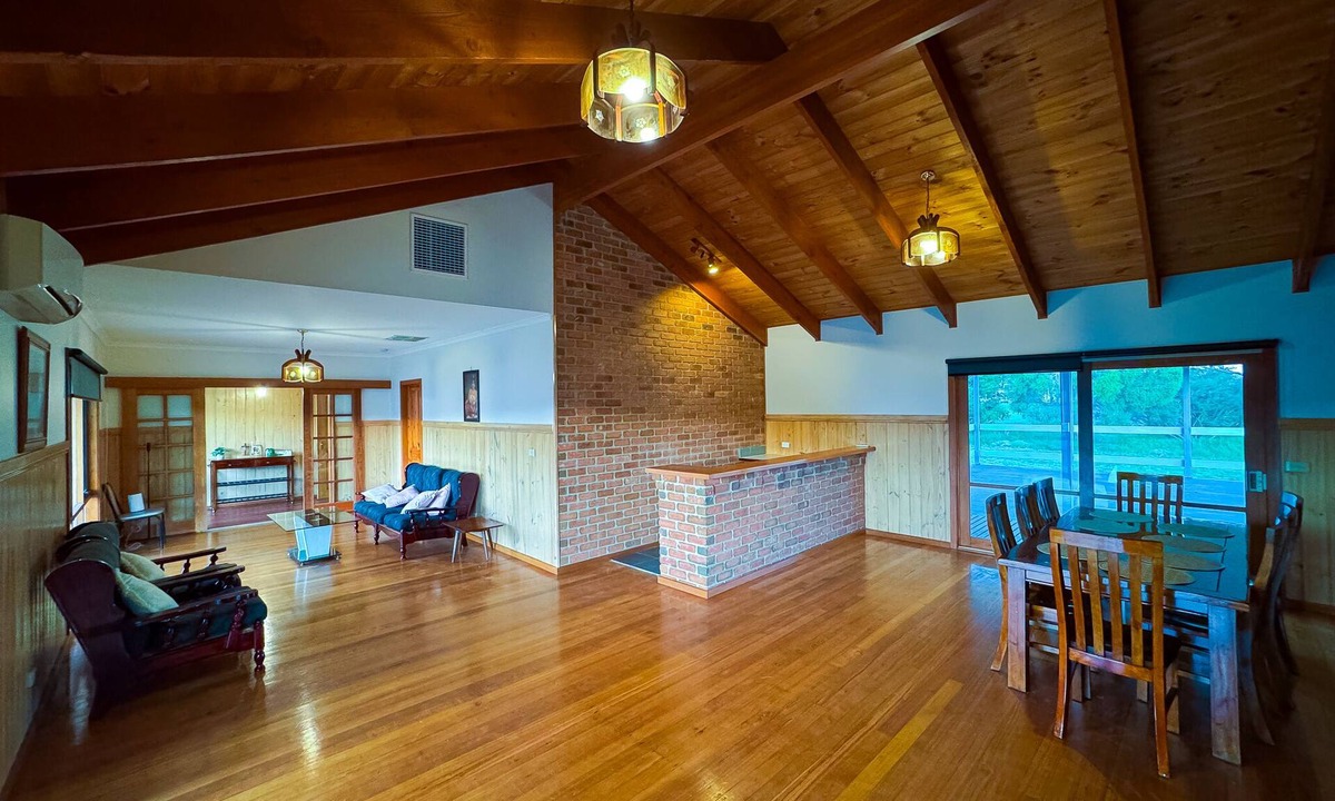 Beveridge House | Entire Home in Beveridge 10 guests, 4 bedrooms-7beds and 2baths