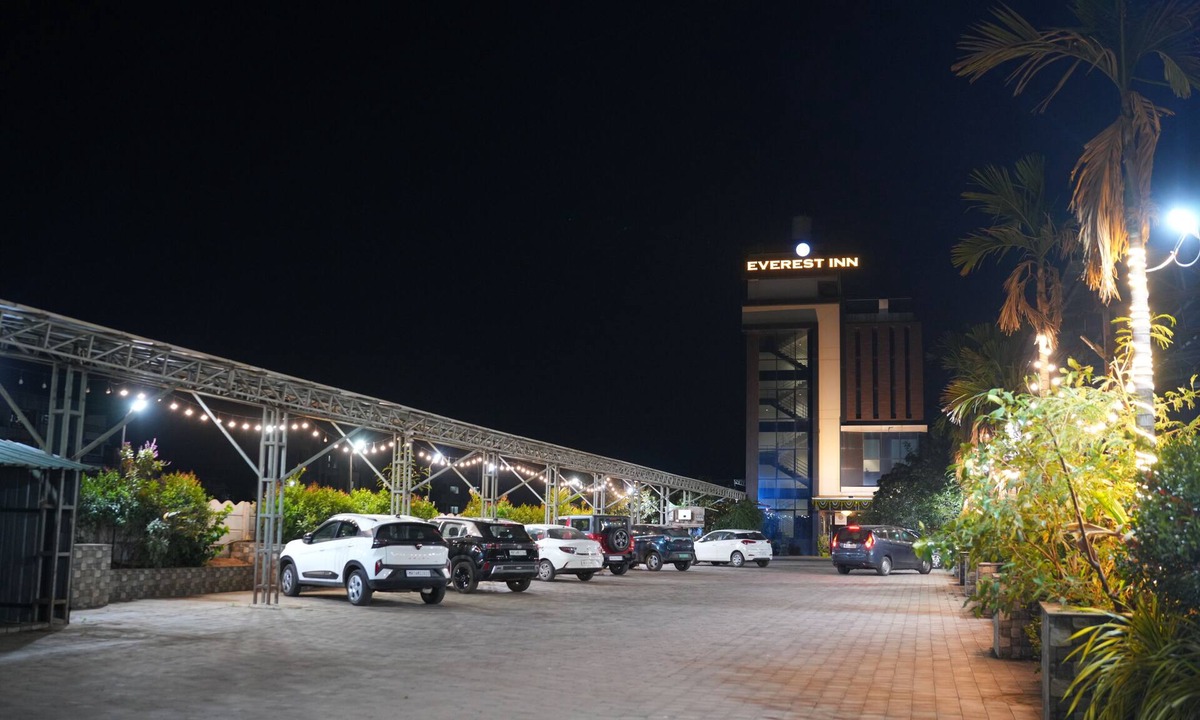Chakan Hotel | Everest Inn Chakan