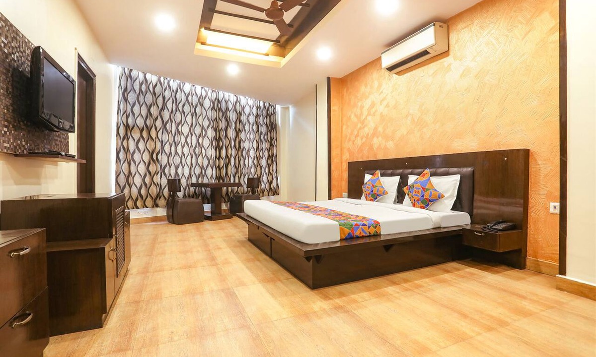 New Friends Colony Hotel | Fabexpress Rajdeep Palace