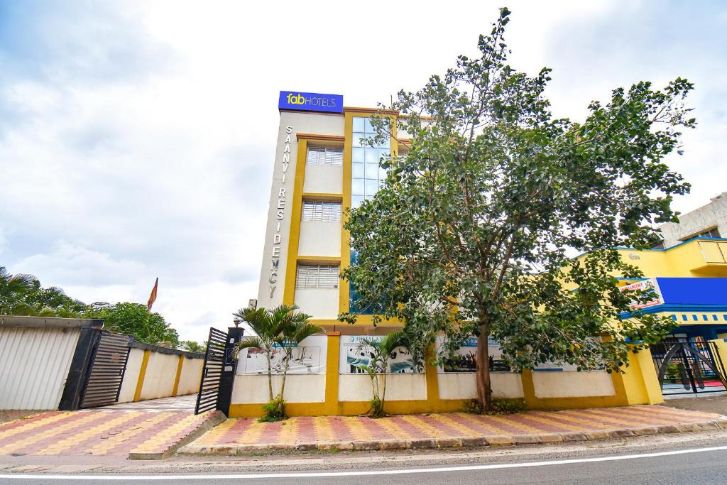 Pimpri - Chinchwad Hotel | FabHotel Himalay Guest House Saanvi Residency
