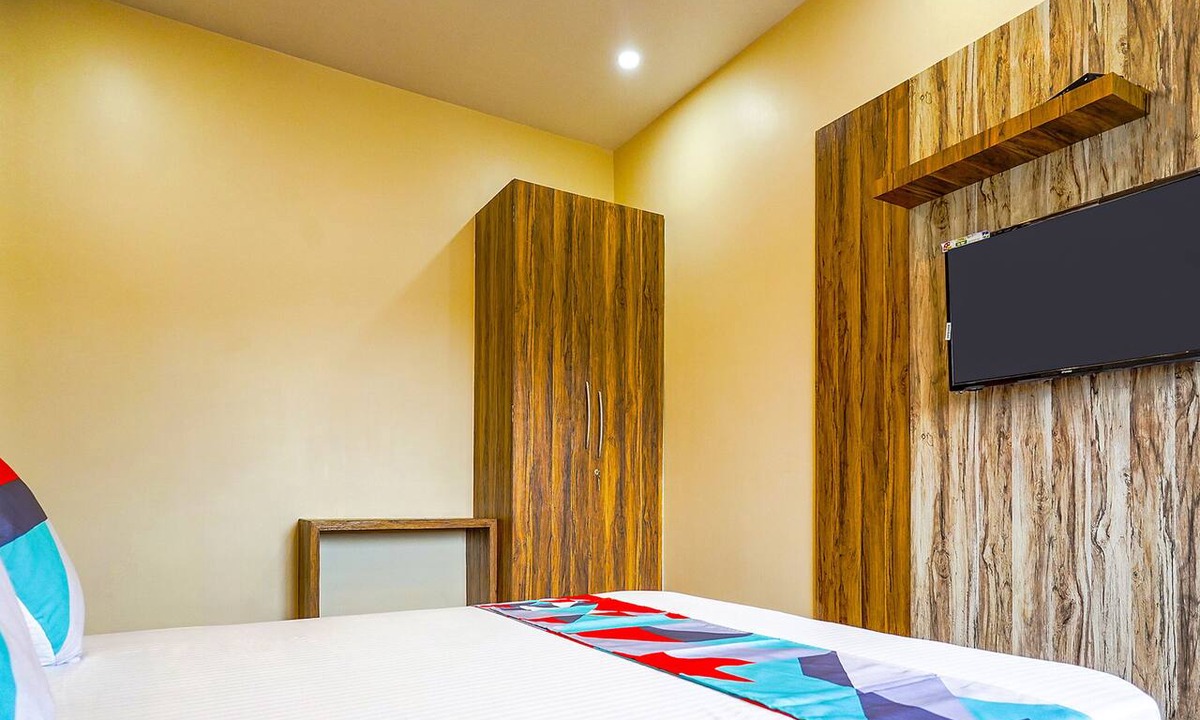 Ballygunge Hotel | FabHotel Quest - Nr. Quest Mall