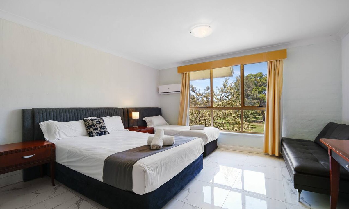Primbee Hotel | Golf Place Inn
