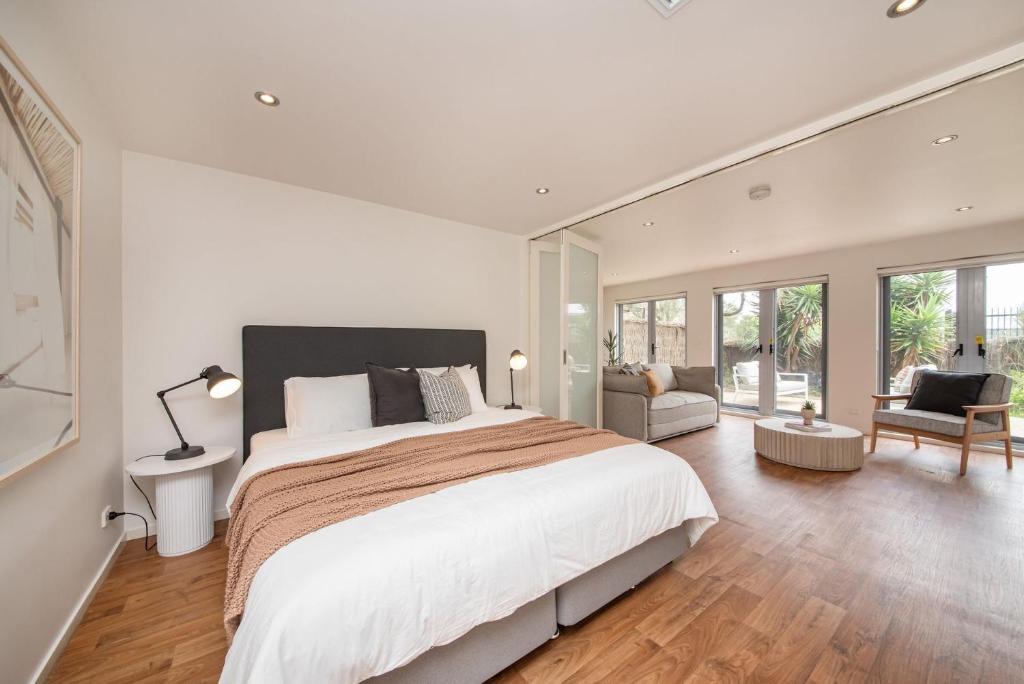 Aspendale Apartment | Groves Sunset Views in Aspendale