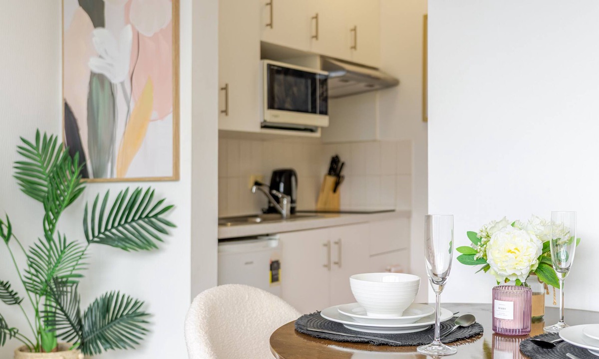 Kirribilli Apartment | Harbour Bridge Views & Luxury Living – Pool, Gym & Parking