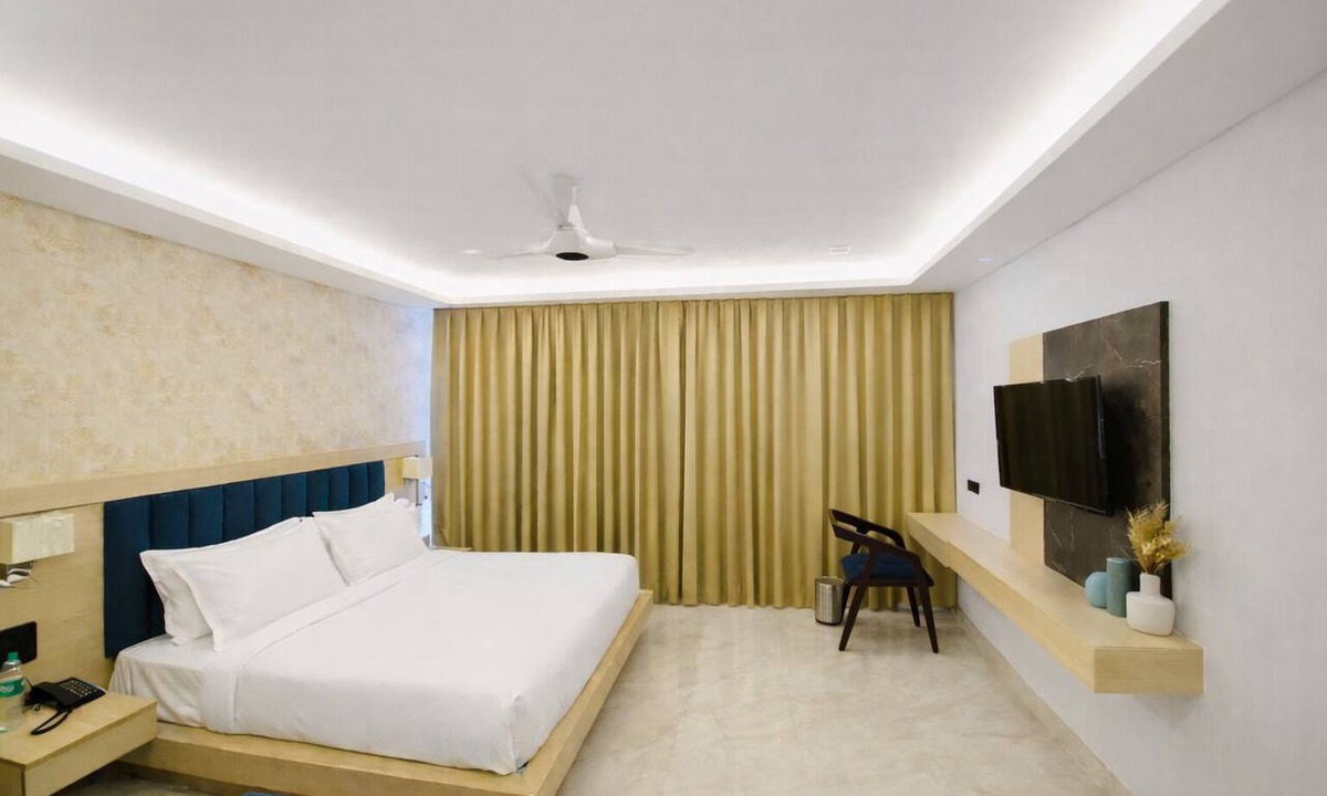 Knowledge Park III Hotel | Hotel Holiday Grand Near Expo Mart