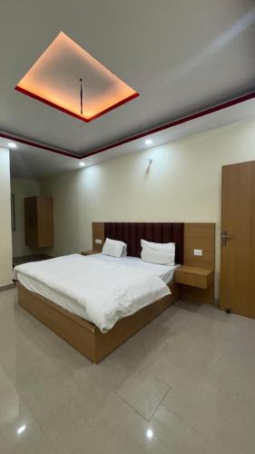 Faizabad Apartment | HOTEL M-N-O-H-R PALACE NEAR RAMMANDIR Ayodhya