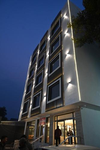 Mahmoorganj Hotel | Hotel Meera Palace
