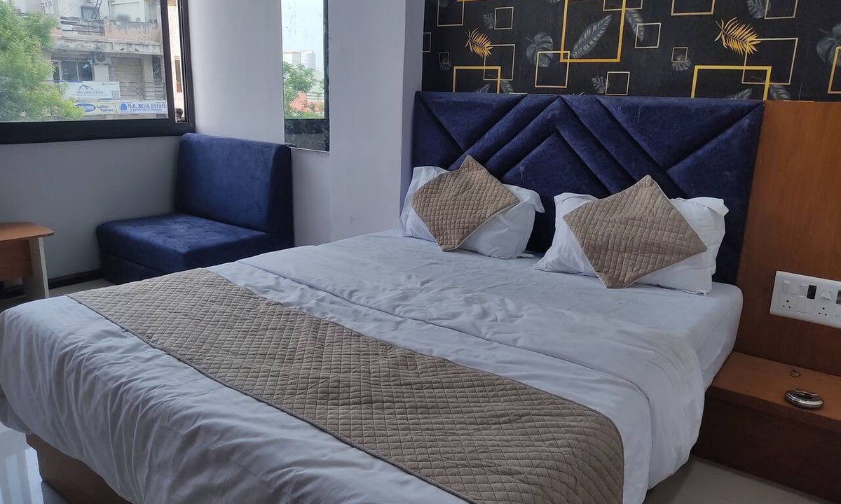 Ahmedabad Hotel | HOTEL NEELKANTH PALACE MOTERA