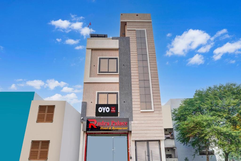 Kolar Road Hotel | Hotel O Rudra Palace