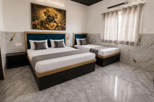 Vrindavan Hotel | Hotel PKD Vrindavan Near 100 Futta Main Road