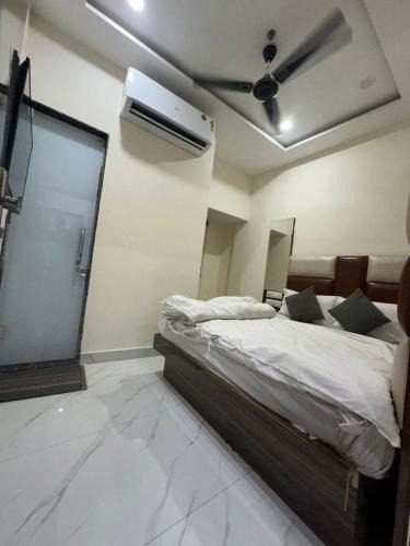Paharganj Bed & Breakfast | Hotel Rhea Lodge